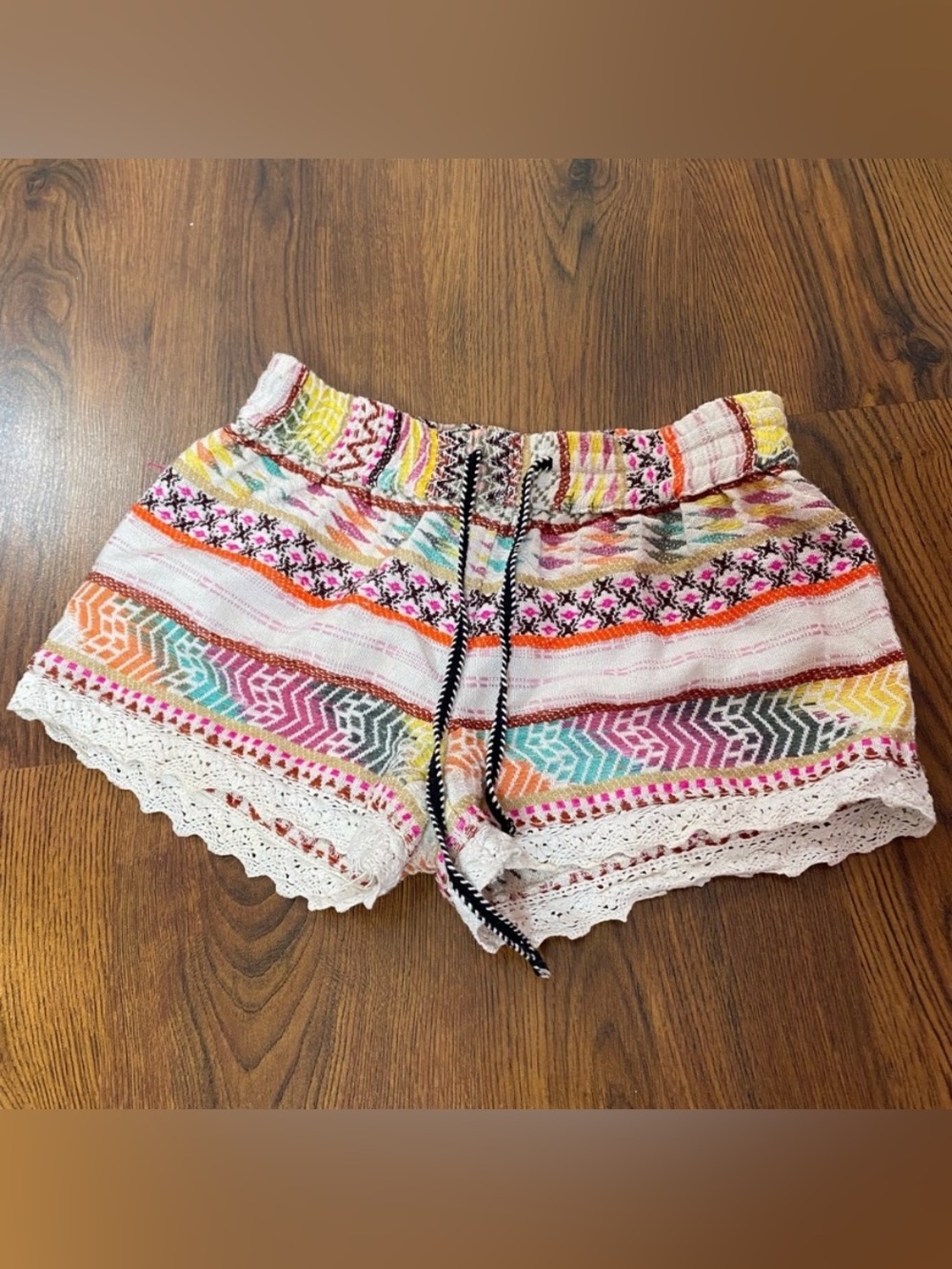 🌷 La Classe Couture 🌷 Colorful Patterned Women's Crochet Lace Trim Shorts